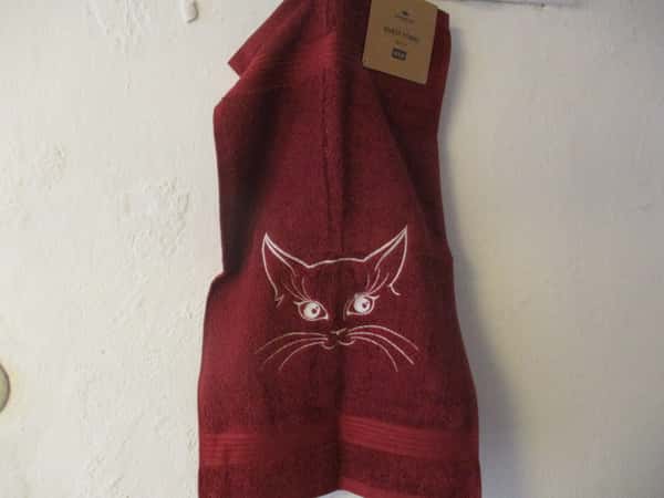 Frottehandduk med maskinbroderat motiv, katt. 30 x 50 cm. Vinröd.