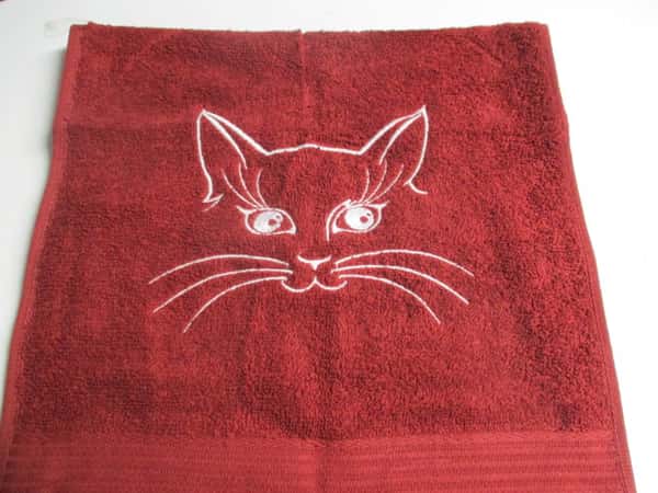 Frottehandduk med maskinbroderat motiv, katt. 30 x 50 cm. Vinröd.