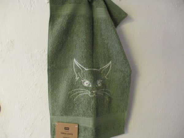 Frottehandduk med maskinbroderat motiv, katt. 30 x 50 cm. Grön.