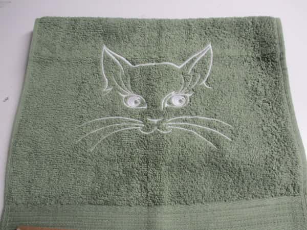 Frottehandduk med maskinbroderat motiv, katt. 30 x 50 cm. Grön.