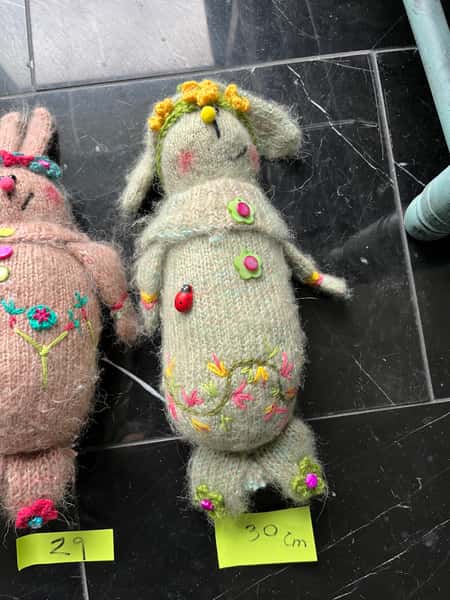 Busiga hand stickad och broderad kanin