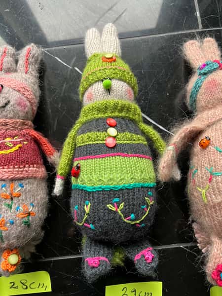Busiga hand stickad och broderad kanin