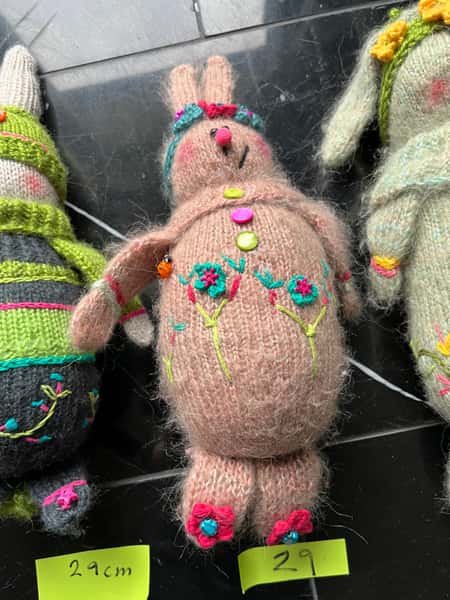 Busiga hand stickad och broderad kanin