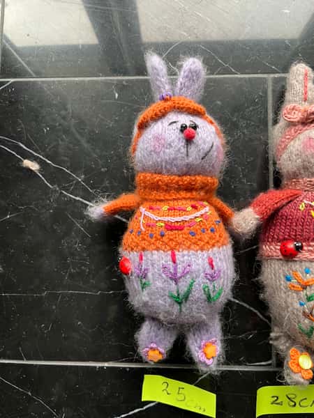 Busiga hand stickad och broderad kanin