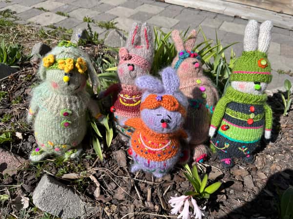 Busiga hand stickad och broderad kanin