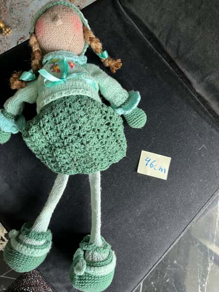 Docka hand stickad