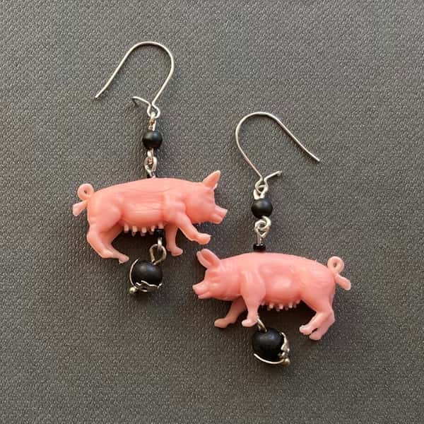 Örhängen av återbruk – grisar