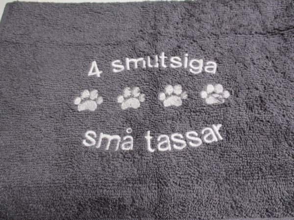 Frottehandduk med maskinbroderat motiv, "4 smutsiga små tassar". 30 x 50 cm. Grå.