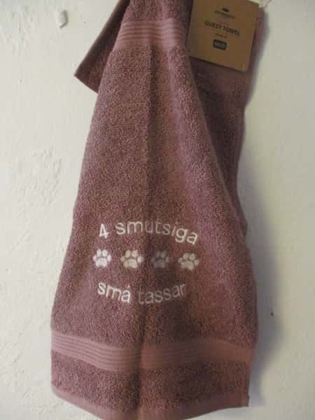 Frottehandduk med maskinbroderat motiv, "4 smutsiga små tassar". 30 x 50 cm. Rosa.
