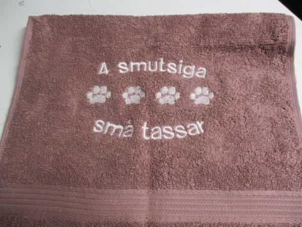 Frottehandduk med maskinbroderat motiv, "4 smutsiga små tassar". 30 x 50 cm. Rosa.