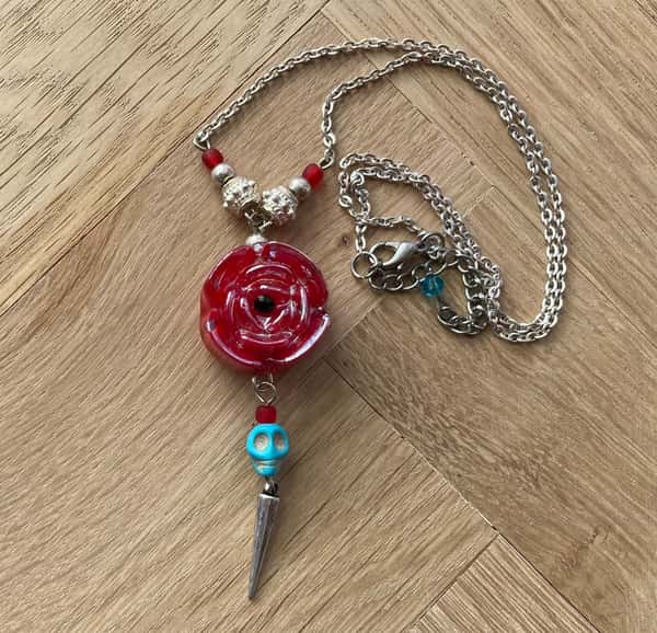 Halsband av återbruk – Memento mori / dödskalle i howlitesten