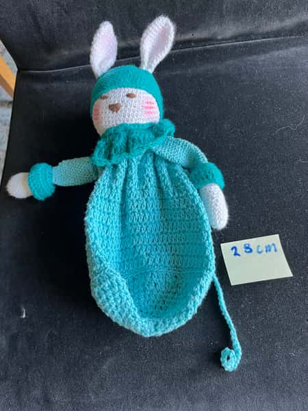 Virkade kanin med en påse för godis