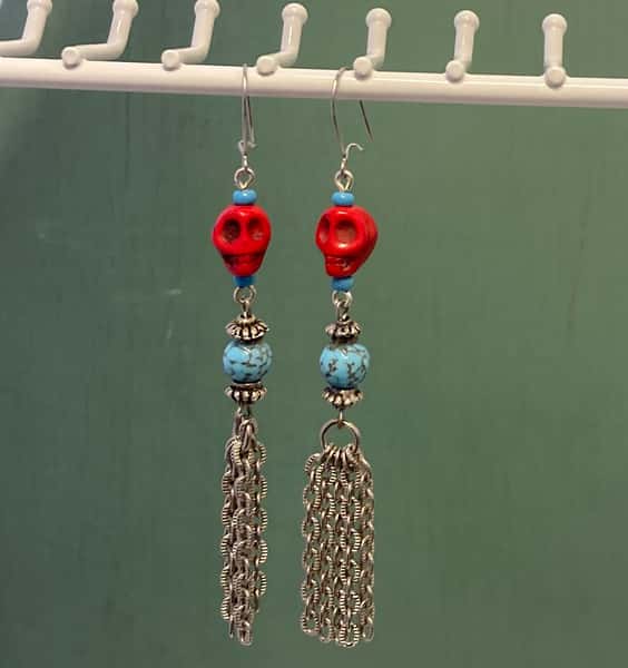 Örhängen av återbruk – Memento mori / dödskalle i howlitesten