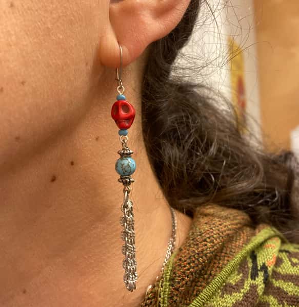 Örhängen av återbruk – Memento mori / dödskalle i howlitesten