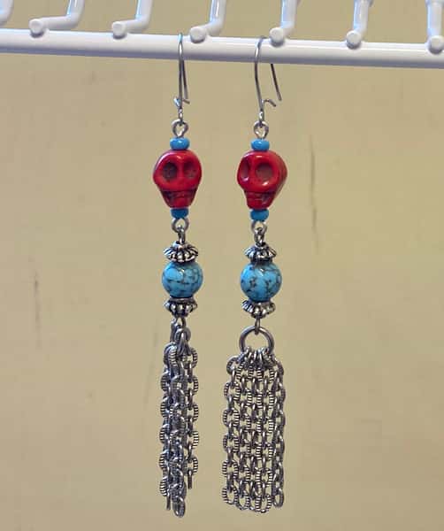 Örhängen av återbruk – Memento mori / dödskalle i howlitesten