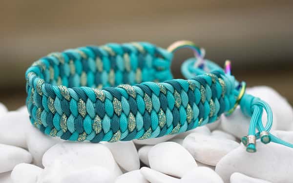 Halsband 32 cm i Glitter Waves, Neon Turquoise, Teal & Turquoise
