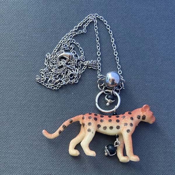 Halsband av återbruk – kattdjur / katt / leopard / puma