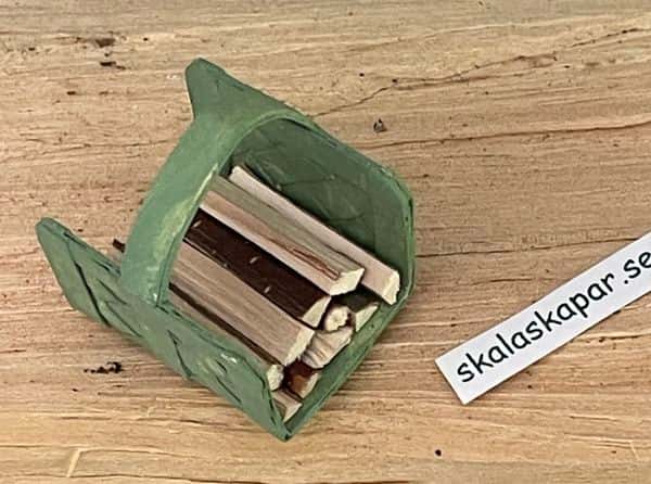 Vedkorg till tittskåp