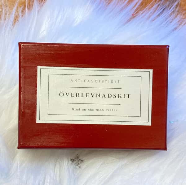 Antifascistiskt överlevnadskit / presentask / studentpresent