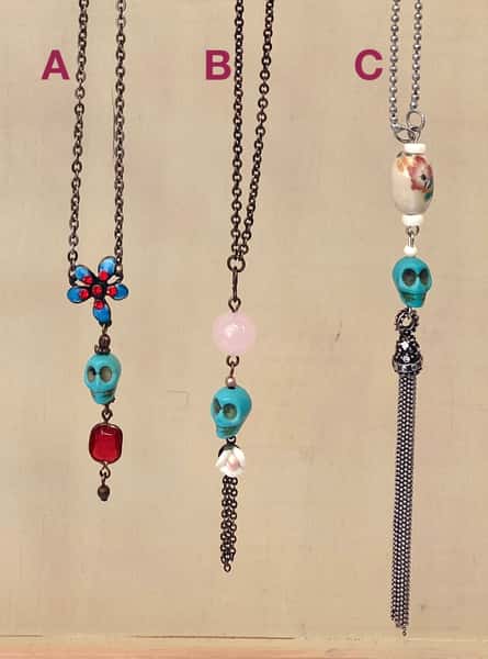 Halsband av återbruk – Memento mori / dödskalle i howlitesten