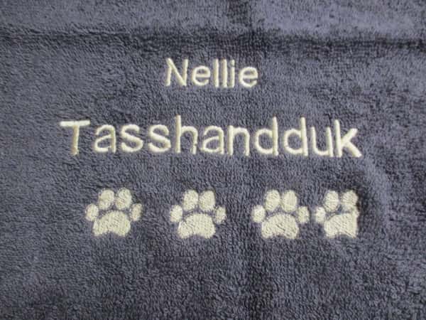 Din hunds namn på tasshandduk. Grå frottehandduk med maskinbroderat motiv 30 x 50 cm.