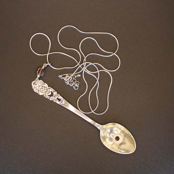 Halsband av återbruk – nysilversked med docköga
