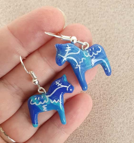 Handgjorda örhängen med Dala hästar i polymer lera, krok