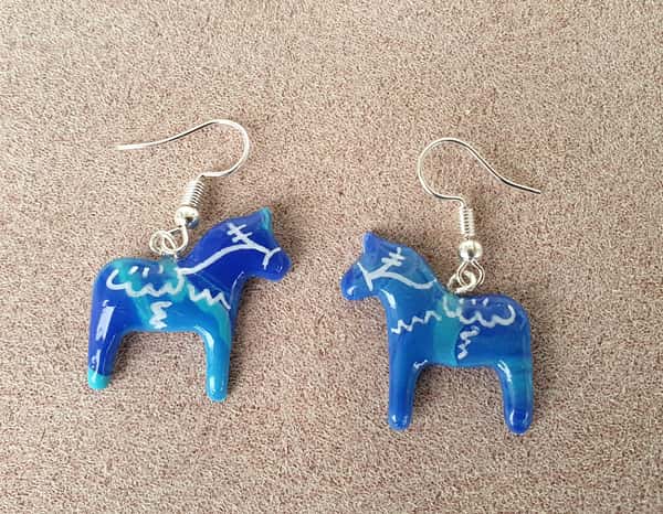 Handgjorda örhängen med Dala hästar i polymer lera, krok