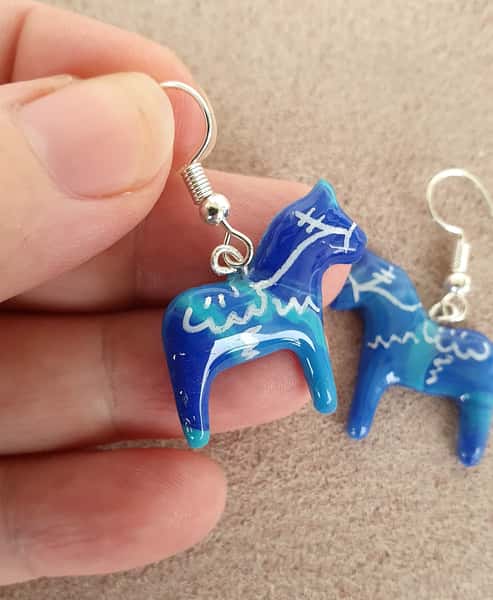 Handgjorda örhängen med Dala hästar i polymer lera, krok