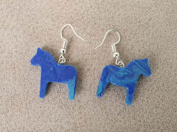 Handgjorda örhängen med Dala hästar i polymer lera, krok