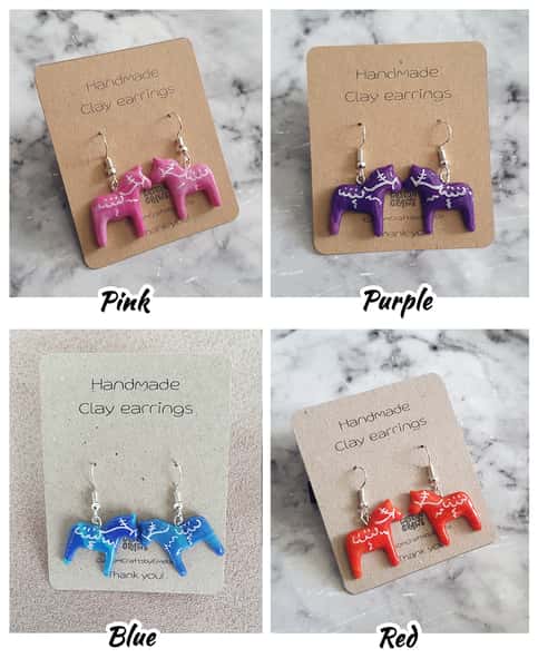 Handgjorda örhängen med Dala hästar i polymer lera, krok