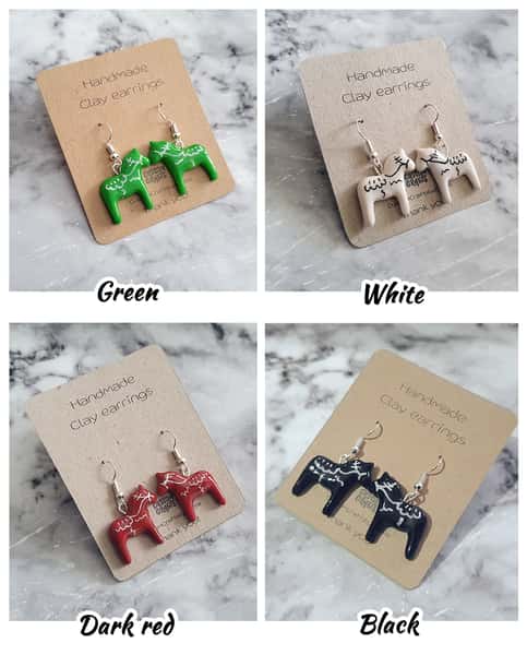 Handgjorda örhängen med Dala hästar i polymer lera, krok