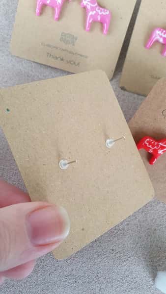 Handgjorda örhängen med Dala hästar i polymer lera, studs