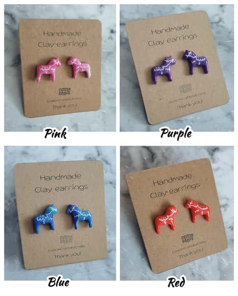 Handgjorda örhängen med Dala hästar i polymer lera, studs