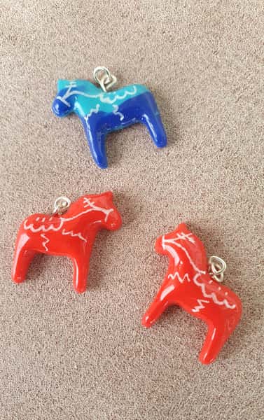 Handgjorda hängen med Dala hästar i polymer lera