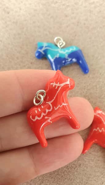 Handgjorda hängen med Dala hästar i polymer lera