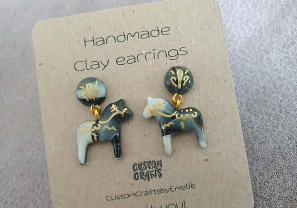 Handgjort örhänge med Dala hästar i polymer lera, studs