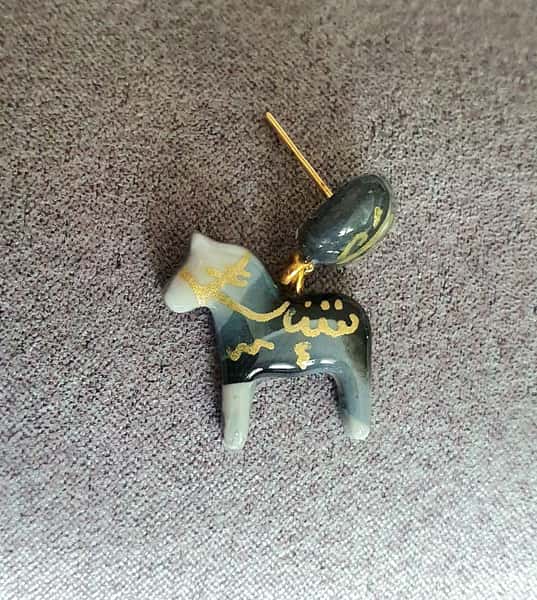 Handgjort örhänge med Dala hästar i polymer lera, studs