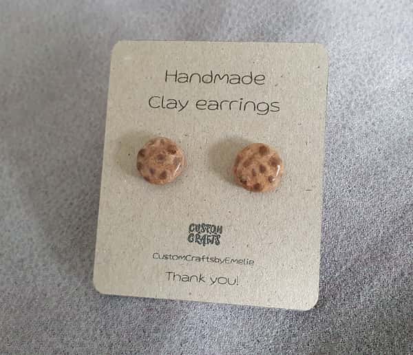 Handgjorda örhängen i lera, små chocolate chip cookies