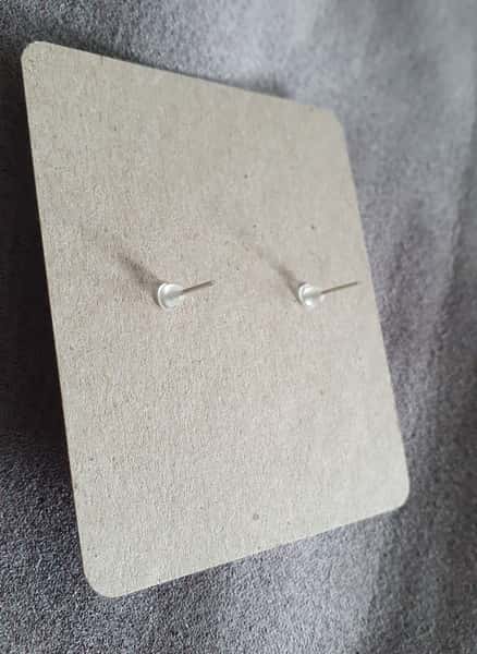 Handgjorda örhängen i lera, små chocolate chip cookies