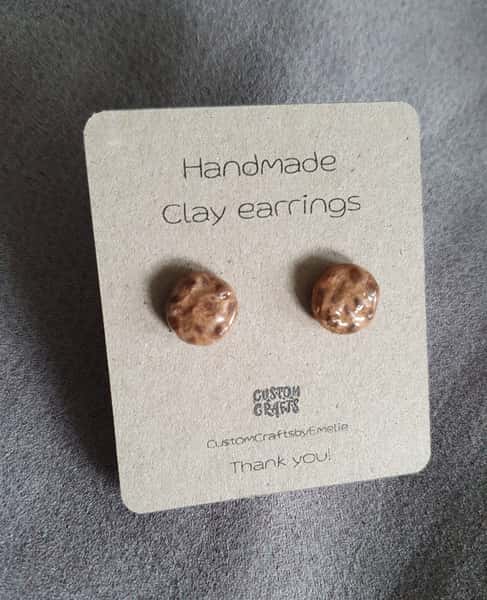 Handgjorda örhängen i lera, små chocolate chip cookies