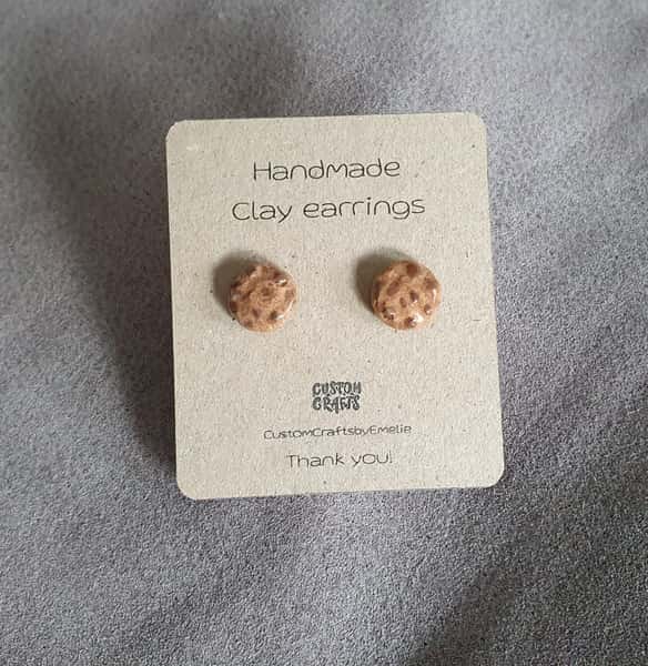 Handgjorda örhängen i lera, små chocolate chip cookies