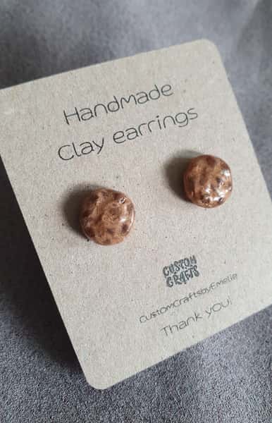 Handgjorda örhängen i lera, små chocolate chip cookies