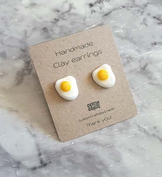 Handgjorda örhängen i lera, små stekta ägg