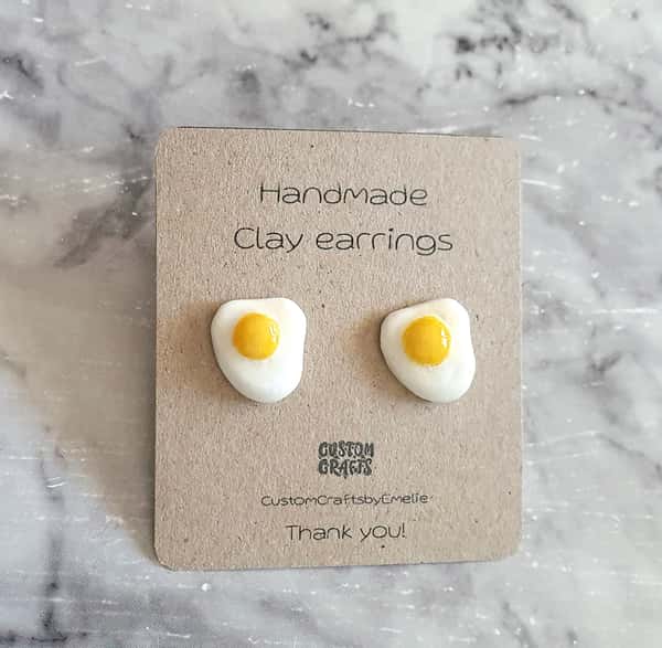 Handgjorda örhängen i lera, små stekta ägg