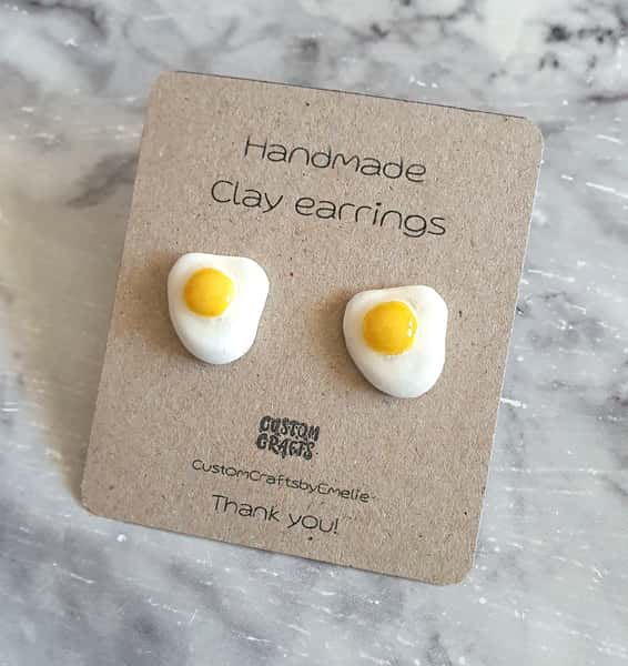 Handgjorda örhängen i lera, små stekta ägg