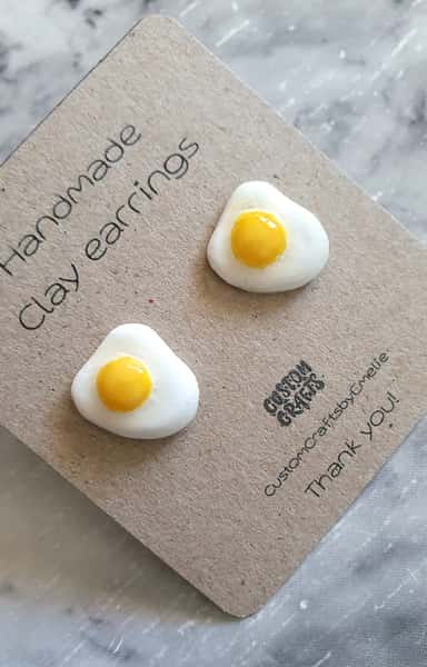 Handgjorda örhängen i lera, små stekta ägg