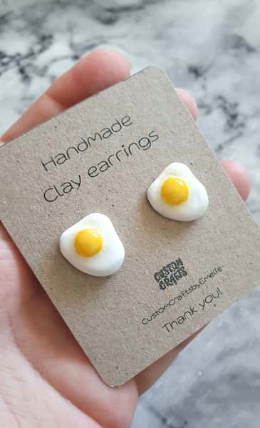 Handgjorda örhängen i lera, små stekta ägg