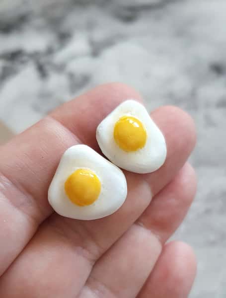 Handgjorda örhängen i lera, små stekta ägg