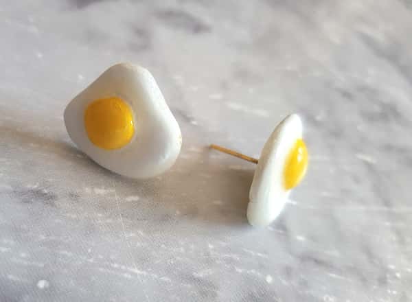 Handgjorda örhängen i lera, små stekta ägg